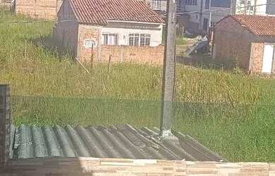 Imagem: A casa possui 3 Dormitórios, Acomodam 6 pessoas, 2 Vagas na