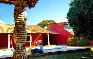 Imagem: A casa possui 1 Dormitório, 2 Banheiros, 5 Vagas na garagem