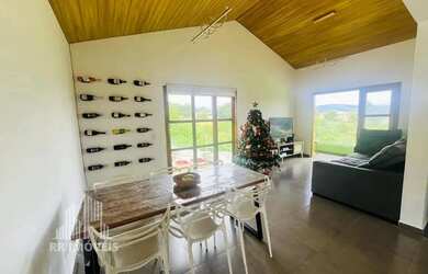 Imagem: A casa possui 1 Dormitório, 2 Banheiros, 3 Vagas na garagem