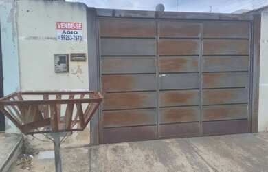 Imagem: A casa possui 2 Dormitórios, 1 Banheiro, 2 Vagas na garagem