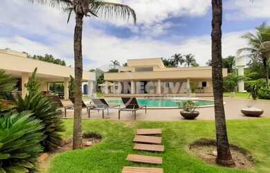 Imagem: A casa em condomínio possui 5 Dormitórios, 5 Banheiros, 600m²