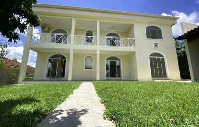 Imagem: A casa possui 5 Dormitórios, 2 Banheiros, 4 Vagas na garagem