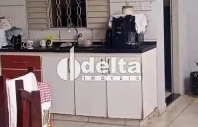 Imagem: A casa possui 4 Dormitórios, 4 Banheiros, 4 Vagas na garagem