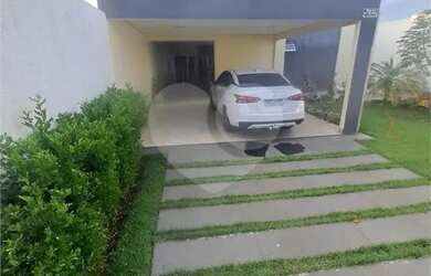 Imagem: A casa possui 3 Dormitórios, 1 Banheiro, 2 Vagas na garagem