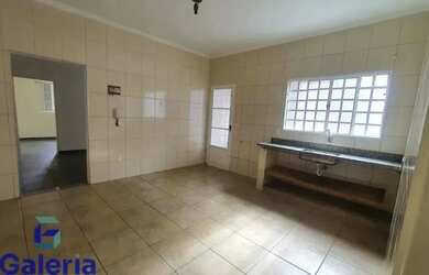 Imagem: A casa para alugar possui 3 Dormitórios, 2 Banheiros, 1 Vaga