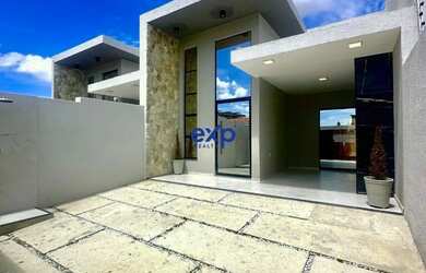 Imagem: A casa possui 3 Dormitórios, 3 Banheiros, 2 Vagas na garagem