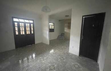 Imagem: A casa possui 4 Dormitórios, 2 Banheiros, 1 Vaga na garagem