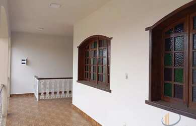 Imagem: A casa possui 4 Dormitórios, 1 Banheiro, 2 Vagas na garagem