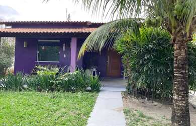 Imagem: A casa possui 3 Dormitórios, 3 Banheiros, 2 Vagas na garagem