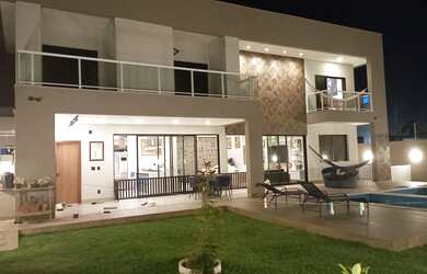 Imagem: A casa possui 5 Dormitórios, 5 Banheiros, 4 Vagas na garagem