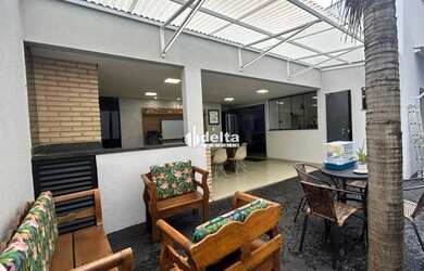 Imagem: A casa possui 3 Dormitórios, 3 Banheiros, 4 Vagas na garagem