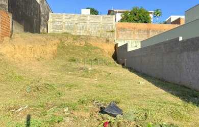 Imagem: O terreno à venda possui 300m² de Área e está localizado