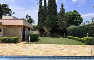 Imagem: A casa possui 4 Dormitórios, 5 Banheiros, 4 Vagas na garagem