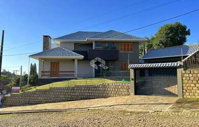 Imagem: A casa possui 3 Dormitórios, 3 Banheiros, 4 Vagas na garagem