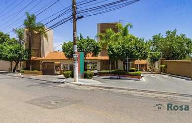 Imagem: A casa possui 3 Dormitórios, 1 Banheiro, 2 Vagas na garagem