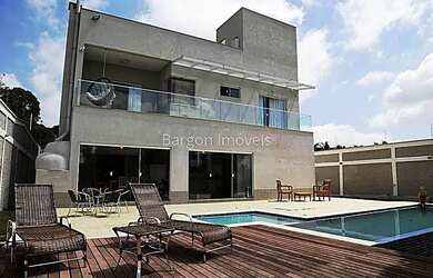 Imagem: A casa possui 3 Dormitórios, 5 Banheiros, 3 Vagas na garagem