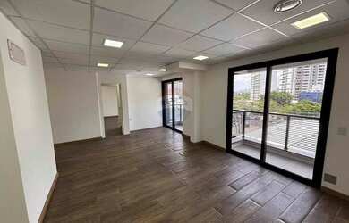 Imagem: O depósito possui 3 Vagas na garagem, 105m² de Área e está