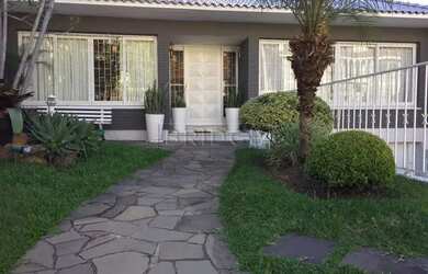 Imagem: A casa possui 5 Dormitórios, 5 Banheiros, 4 Vagas na garagem