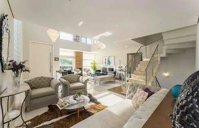 Imagem: A casa em condomínio possui 5 Dormitórios, 5 Banheiros, 455m²