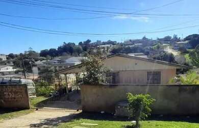 Imagem: A casa possui 3 Dormitórios, 1 Banheiro, 2 Vagas na garagem