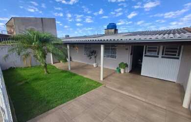 Imagem: A casa possui 3 Dormitórios, 1 Banheiro, 3 Vagas na garagem