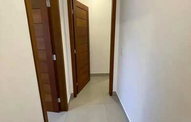 Imagem: A casa possui 3 Dormitórios, 3 Banheiros, 2 Vagas na garagem