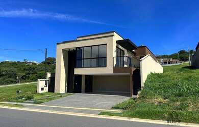 Imagem: A casa em condomínio possui 3 Dormitórios, 4 Banheiros, 2