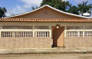 Imagem: A casa possui 3 Dormitórios, 2 Vagas na garagem, 128m² de