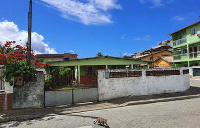 Imagem: A casa possui 3 Dormitórios, 2 Banheiros, 4 Vagas na garagem