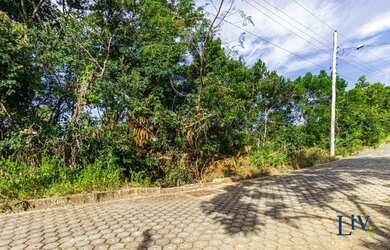 Imagem: O terreno e possui Dormitórios, Suítes, Banheiros, 2190-0m²