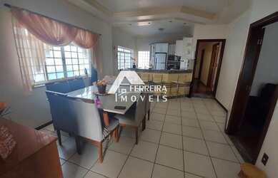 Imagem: A casa possui 3 Dormitórios, 2 Banheiros, 2 Vagas na garagem