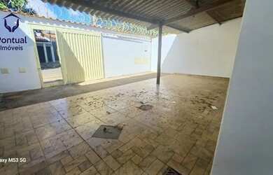 Imagem: A casa possui 3 Dormitórios, 1 Banheiro, 2 Vagas na garagem