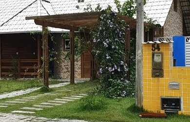 Imagem: A casa em condomínio possui 3 Dormitórios, 1 Banheiro, 2 Vagas