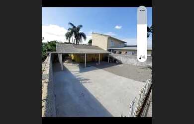 Imagem: A casa possui 2 Dormitórios, 1 Banheiro e 5 Vagas na garagem