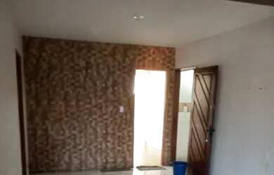 Imagem: A casa possui 3 Dormitórios, 1 Banheiro e está localizado