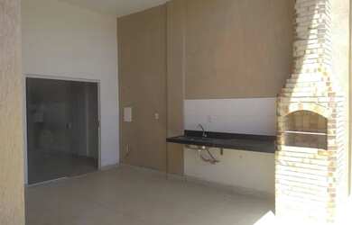 Imagem: A casa possui 3 Dormitórios, 3 Banheiros, 2 Vagas na garagem