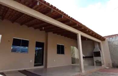 Imagem: A casa possui 3 Dormitórios, 2 Banheiros, 5 Vagas na garagem