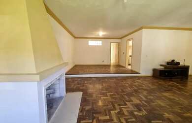 Imagem: A casa possui 3 Dormitórios, 2 Banheiros, 4 Vagas na garagem