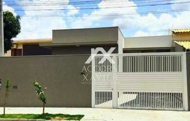 Imagem: A casa possui 3 Dormitórios, 2 Banheiros, 2 Vagas na garagem