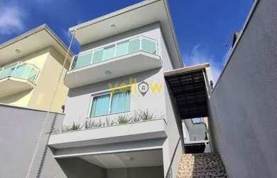 Imagem: A casa possui 3 Dormitórios, 2 Banheiros, 2 Vagas na garagem