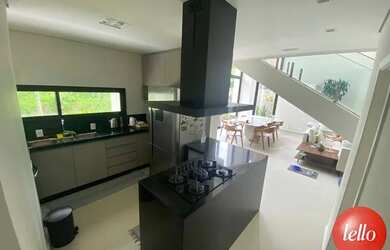 Imagem: A casa possui 2 Dormitórios, 3 Banheiros, 5 Vagas na garagem