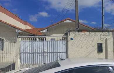 Imagem: A casa possui 1 Dormitório, 1 Banheiro, 1 Vaga na garagem