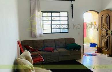 Imagem: A casa possui 3 Dormitórios, 1 Banheiro, 3 Vagas na garagem