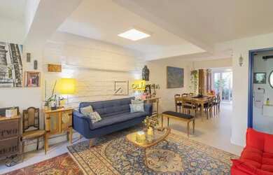 Imagem: A casa possui 4 Dormitórios, 4 Banheiros, 2 Vagas na garagem