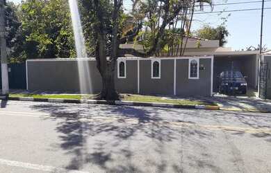 Imagem: A casa possui 3 Dormitórios, 2 Banheiros, 2 Vagas na garagem