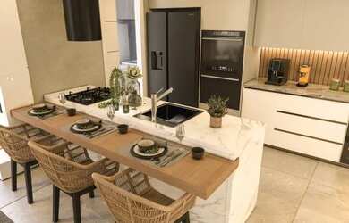 Imagem: A casa possui 3 Dormitórios, 3 Banheiros, 4 Vagas na garagem