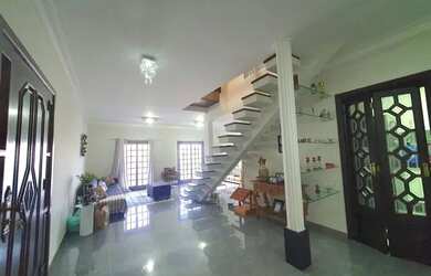 Imagem: A casa possui 4 Dormitórios, 5 Banheiros, 3 Vagas na garagem