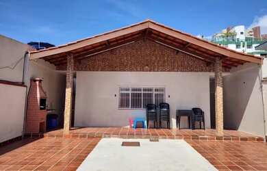 Imagem: A casa possui 4 Dormitórios, Acomodam 25 pessoas, 3 Vagas na