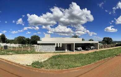 Imagem: A casa em condomínio possui 5 Dormitórios, 4 Banheiros, 4