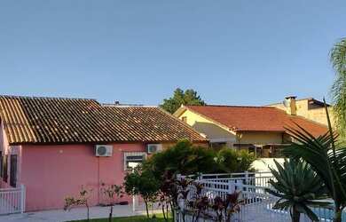 Imagem: A casa possui 4 Dormitórios, 3 Banheiros, 5 Vagas na garagem